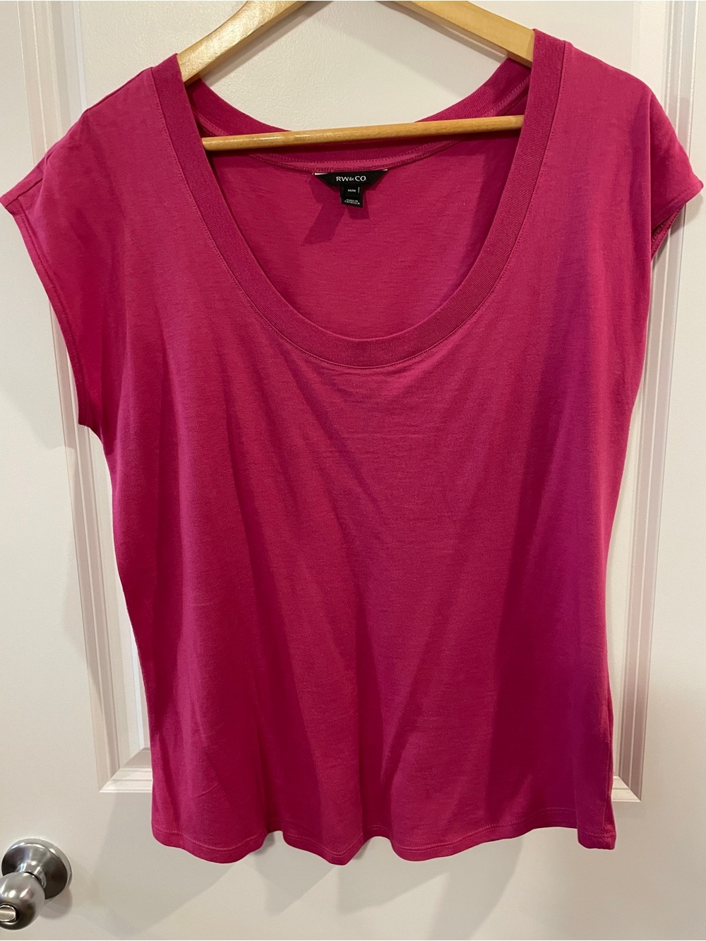 RW&CO. Women's Scoop Neck Short Sleeve Tee in Fuchsia Pink